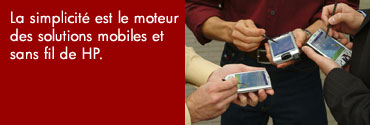 Photo de trois hommes avec des iPAQ Pocket PC de HP et les mots 'La simplicit� est le moteur des solutions mobiles et sans-fil de HP.'